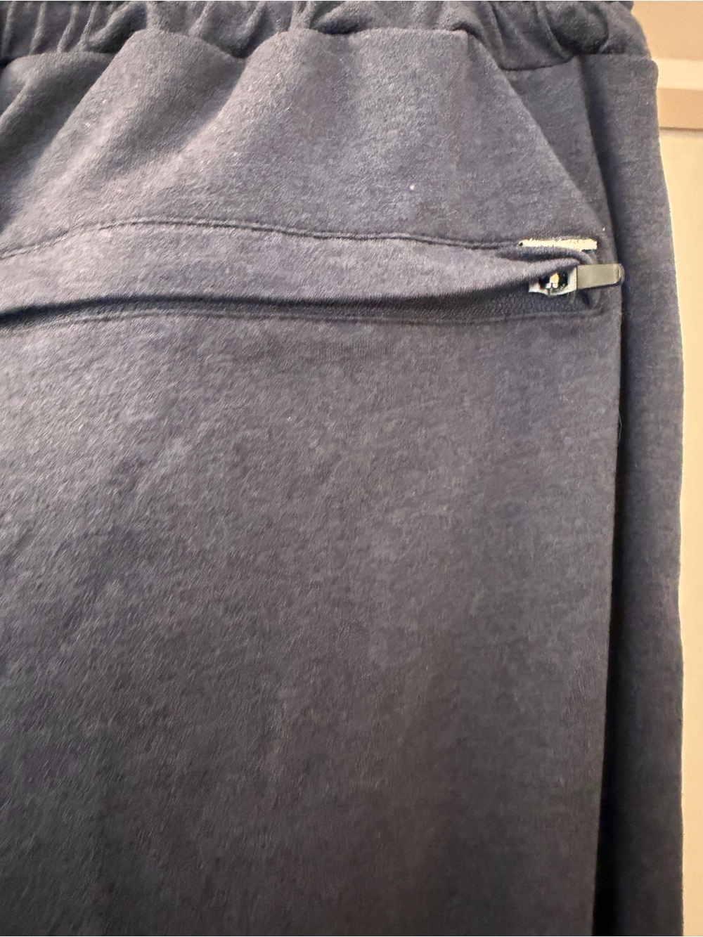 Vuori Men’s Ponto Performance Navy Joggers - Picture 4 of 5
